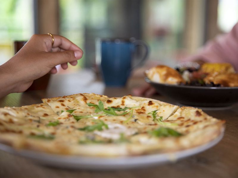 Pizza disponible dans le restaurant « Le Flamingo », situé dans la Grande Volière Sud-Américaine - Venir en famille - Saison hiver - ZooParc de Beauval